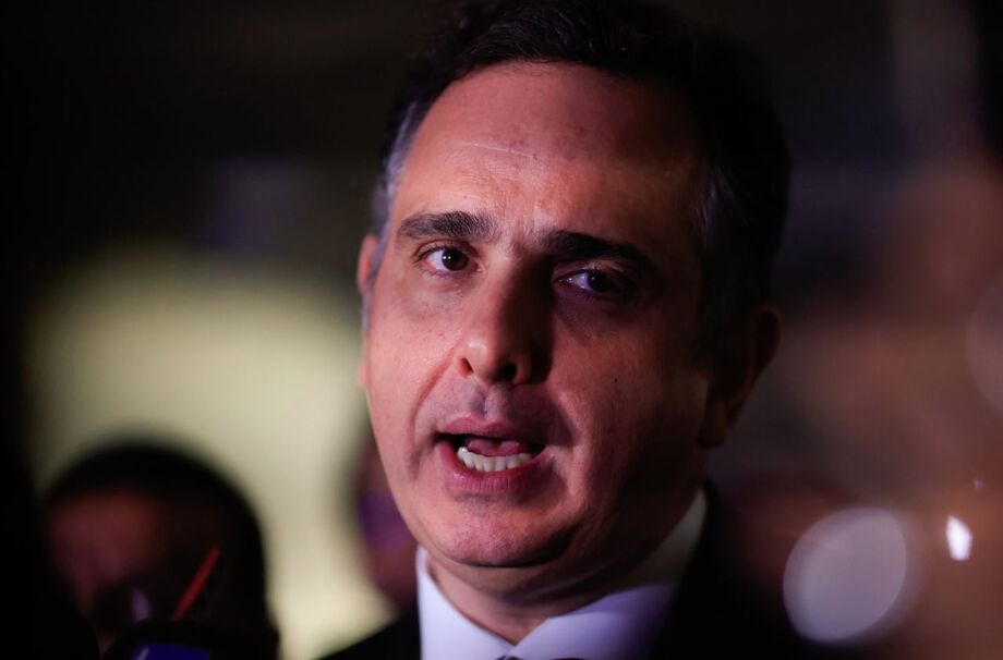 Rodrigo Pacheco conversa com jornalistas no Senado após votação de recondução de Gonet à PGR