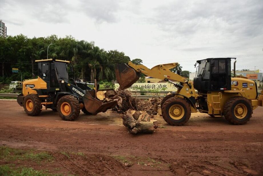 Equipes da SISEP fazem limpeza emergencial na rotatória da Rachid Neder após danos causados pela enxurrada.