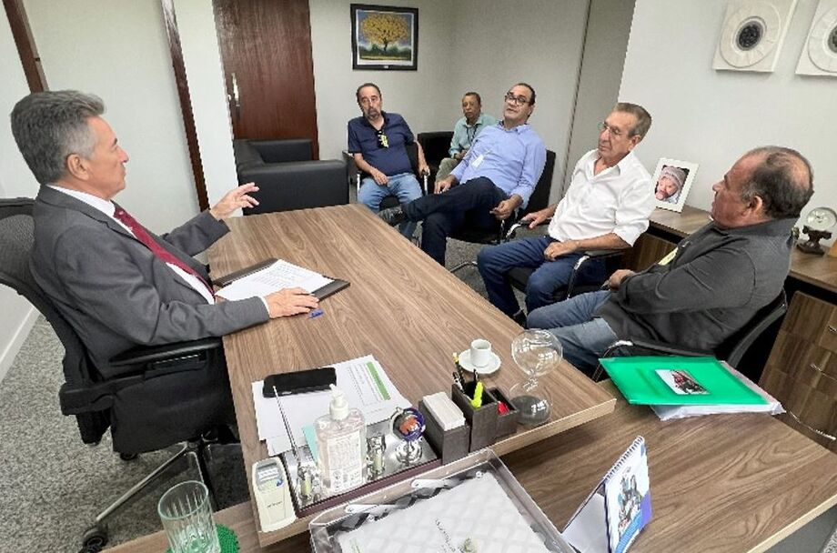 Representantes do movimento pedem apoio de Roberto Hashioka para reativar e modernizar a Malha Ferroviária Oeste.