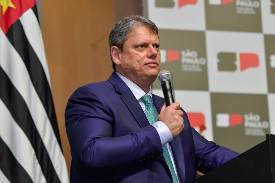 Tarcísio afirmou que mercado valoriza habilidades mais que diplomas, mas dados mostram vantagem para quem conclui ensino superior.