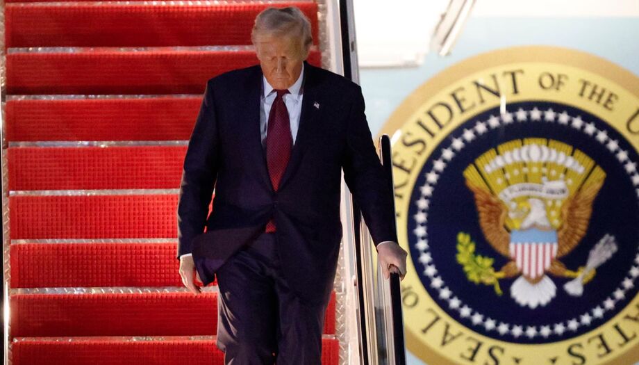 Trump pediu que o Departamento de Justiça investigue supostos vínculos de Epstein com figuras democratas e grandes instituições.