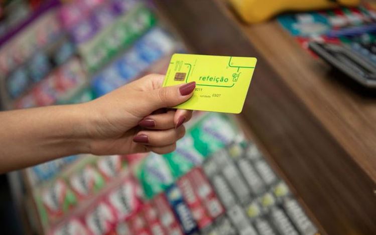 Entidades defendem mudanças no PAT e apontam impactos positivos para trabalhadores e mercado de benefícios.