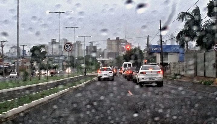 INMET emite Alerta Laranja para tempestade em Campo Grande entre domingo e segunda-feira.