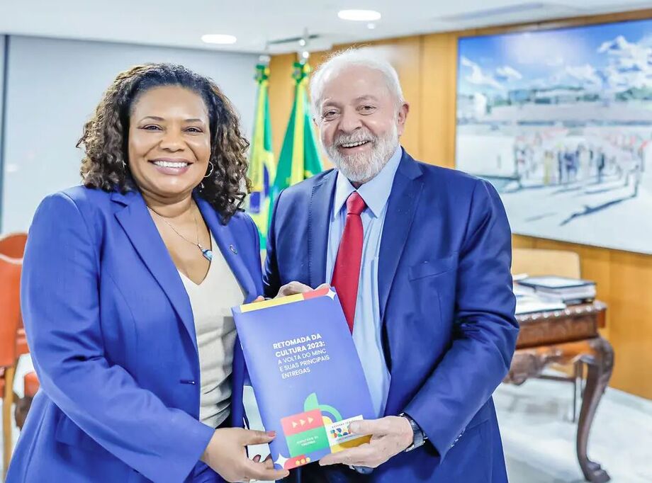 Lula e Margareth Menezes oficializam projeto que estabelece novo Plano Nacional de Cultura no Brasil.