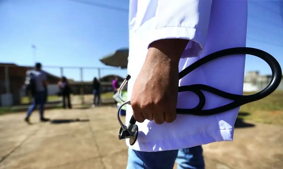 Candidatos fazem o Revalida em etapa teórica aplicada pelo Inep; resultado preliminar da análise de diplomas já está disponível