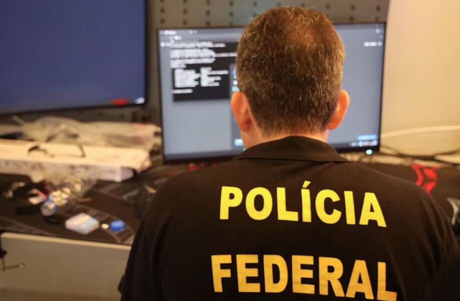 Polícia Federal cumpre mandados no Rio de Janeiro em operação que investiga policiais suspeitos de extorquir empresário.