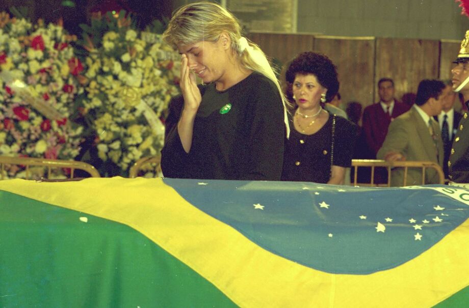 Adriane Galisteu relembra momentos de dor e distanciamento durante o velório de Ayrton Senna em série da HBO Max.