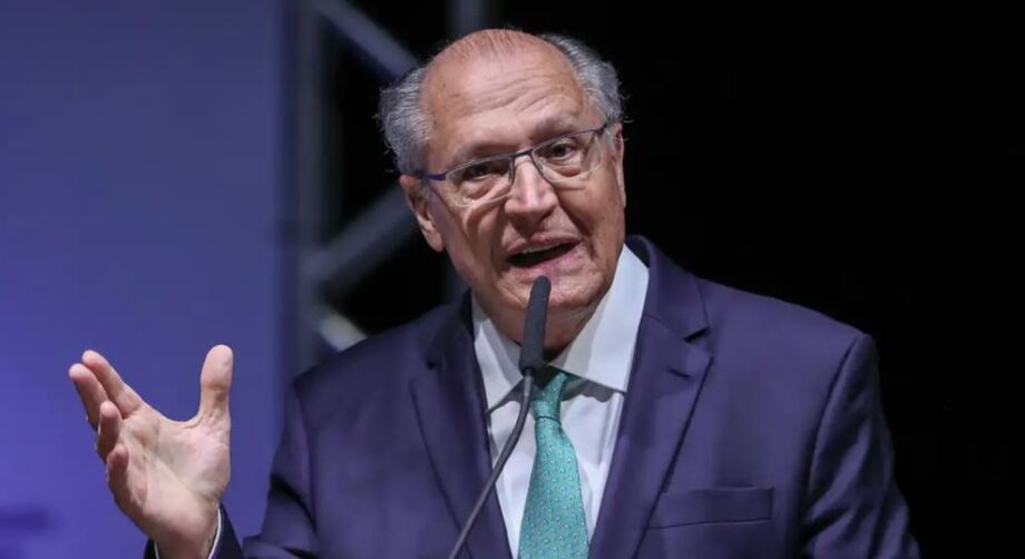 Alckmin defende redução da taxa de juros durante evento da indústria automotiva no Paraná