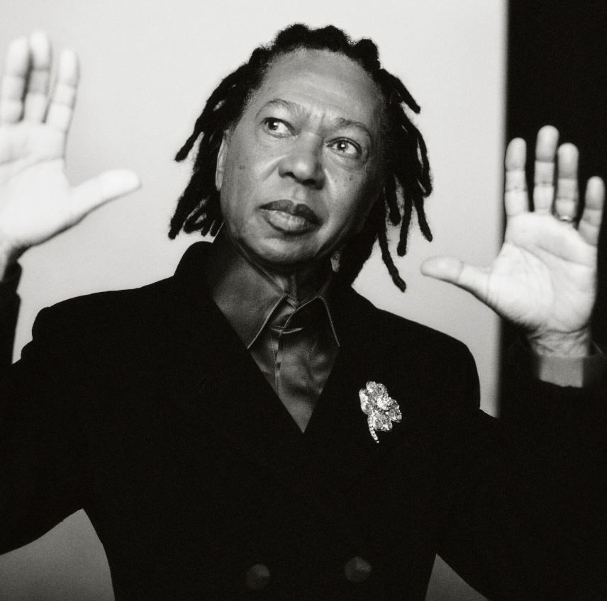 Djavan lança novo disco, fala sobre influência da geração Z e anuncia turnê de 50 anos a partir de 2026.