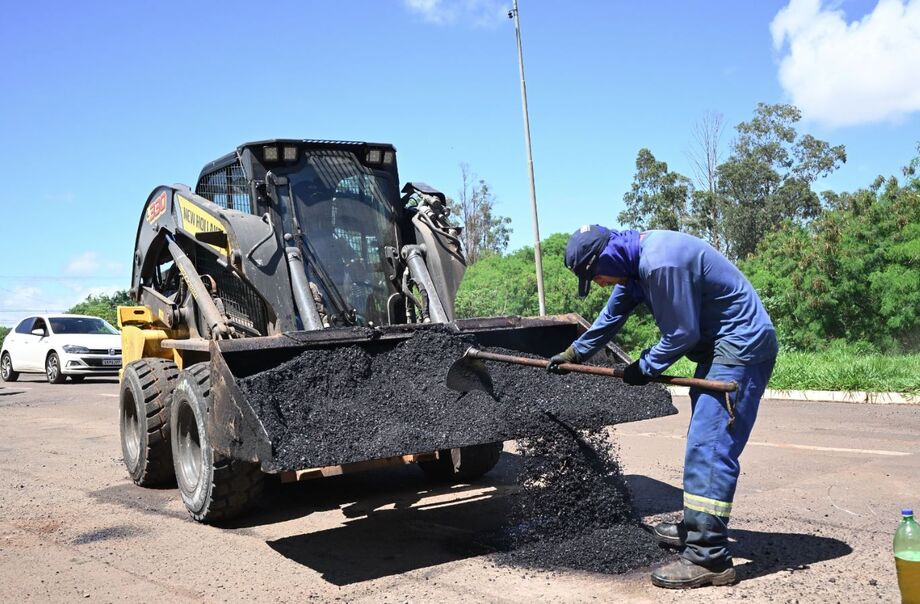 Equipes atuam desde as primeiras horas do dia na recuperação do asfalto e prevenção de alagamentos em Campo Grande