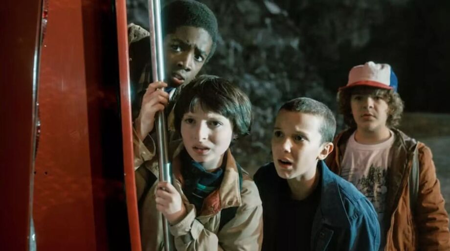A série StrangerThings celebra dez anos com o elenco original em novo estágio: os atores cresceram tanto quanto seus personagens e agora se preparam para a última temporada.