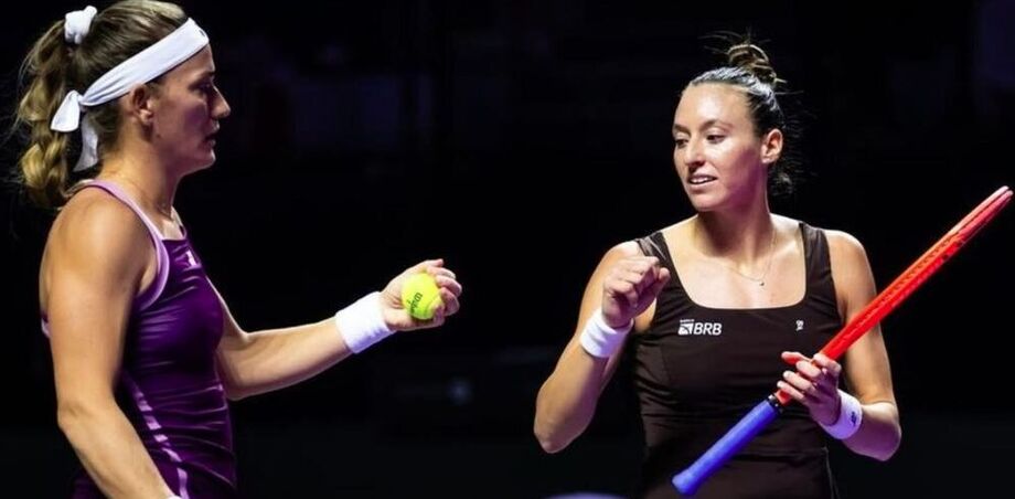 Luisa Stefani e Timea Babos celebram vitória de virada sobre as atuais campeãs e garantem vaga inédita na semifinal do WTA Finals, em Riad.