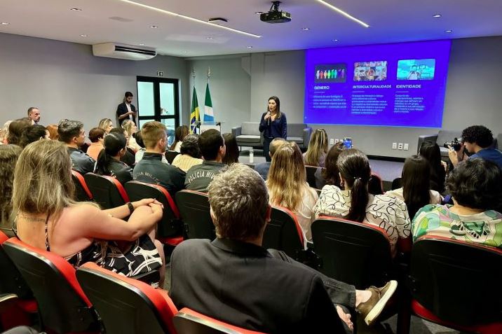 Profissionais de diferentes áreas participam da abertura do curso promovido pelo Programa Protege em Campo Grande