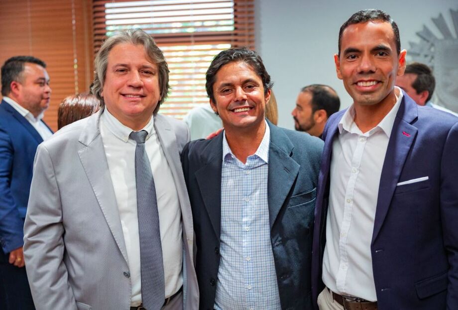 O deputado estadual Caravina ao lado do prefeito de bandeirantes, Celso Abrantes e do secretário de Governo, Eugenio Fernandes