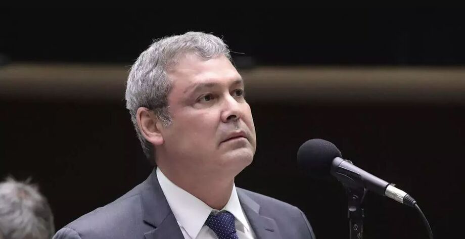 Lindbergh quer apuração da PF sobre aplicação de R$ 1 bi do Rioprevidência no Banco Master.