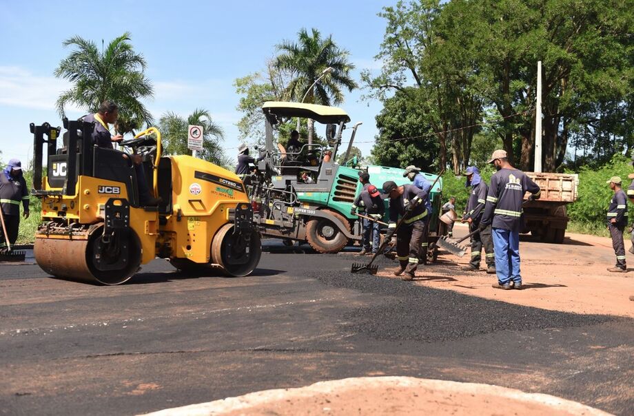 Equipes da Sisep trabalham na recomposição do asfalto levado pela chuva na Rachid Neder com a Ernesto Geisel