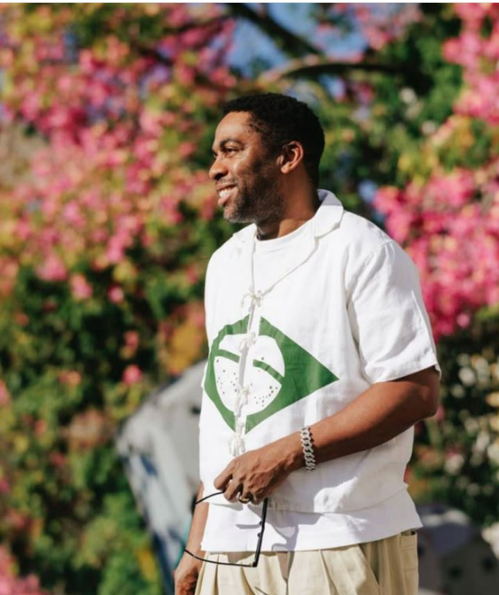 Lázaro Ramos comemorou seus 47 anos com festa temática: Use uma roupa que você não tem aonde usar. Taís Araújo e convidados divertiram com trajes inusitados.