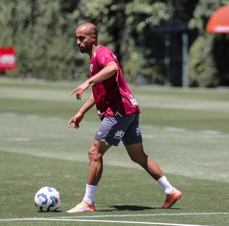 Lucas Moura, do São Paulo, sofre com dores no joelho e deve ficar fora do restante da temporada de 2025.