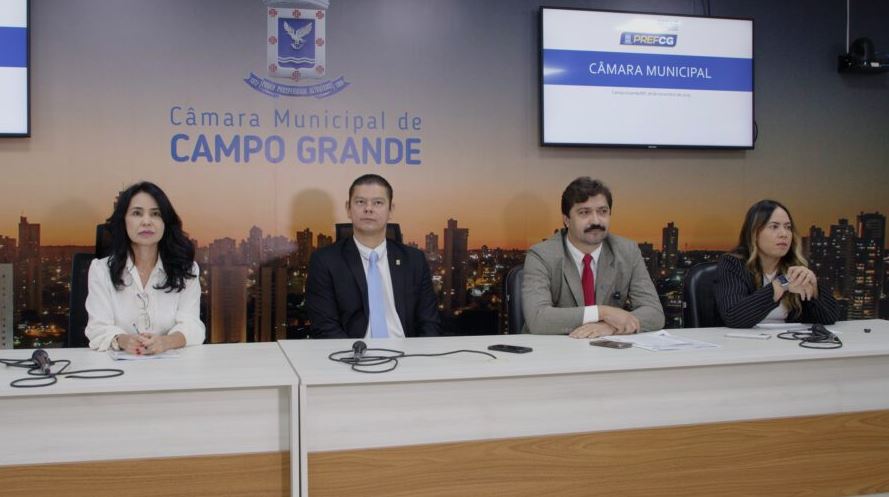 Secretária Márcia Hokama durante reunião com vereadores nesta terça-feira (18), na Câmara Municipal de Campo Grande.