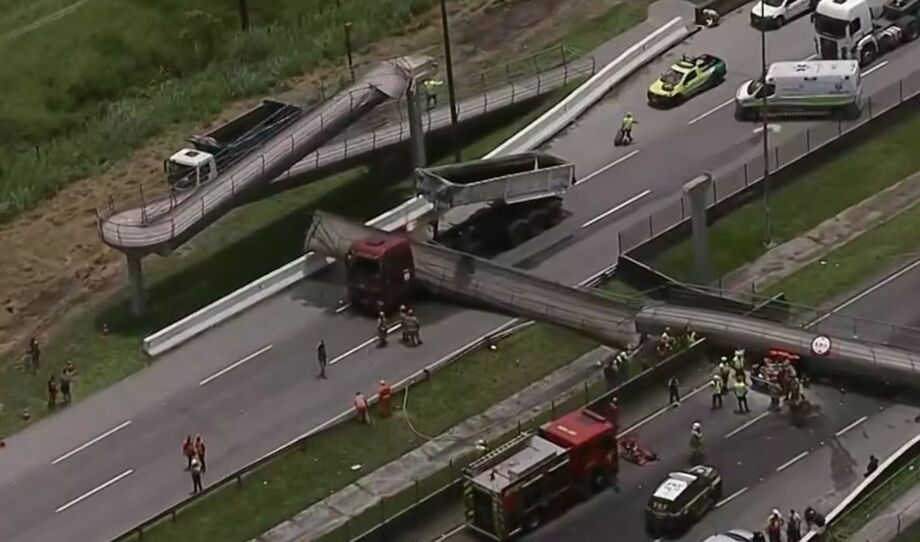 Passarela derrubada por carreta na BR-116, em Magé (RJ), bloqueou os dois sentidos da rodovia.