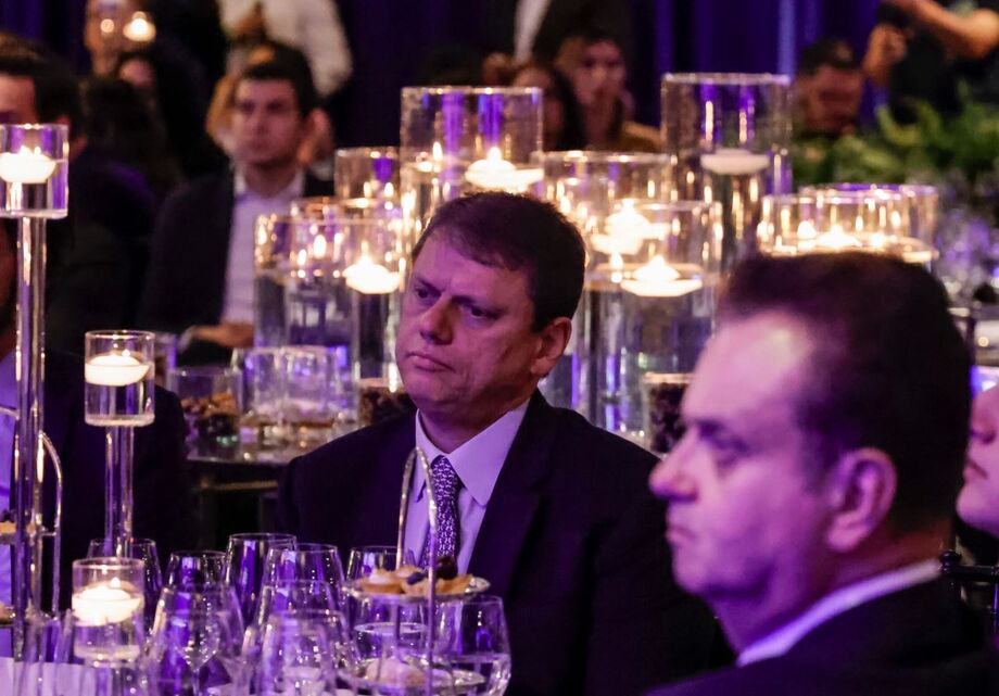 Kassab afirma que Tarcísio é o nome ideal da centro-direita para enfrentar Lula em 2026.