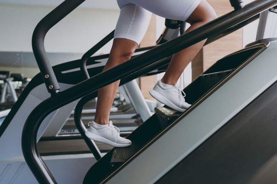 O simulador de escada é um aparelho que tem feito sucesso nas academias de ginástica
