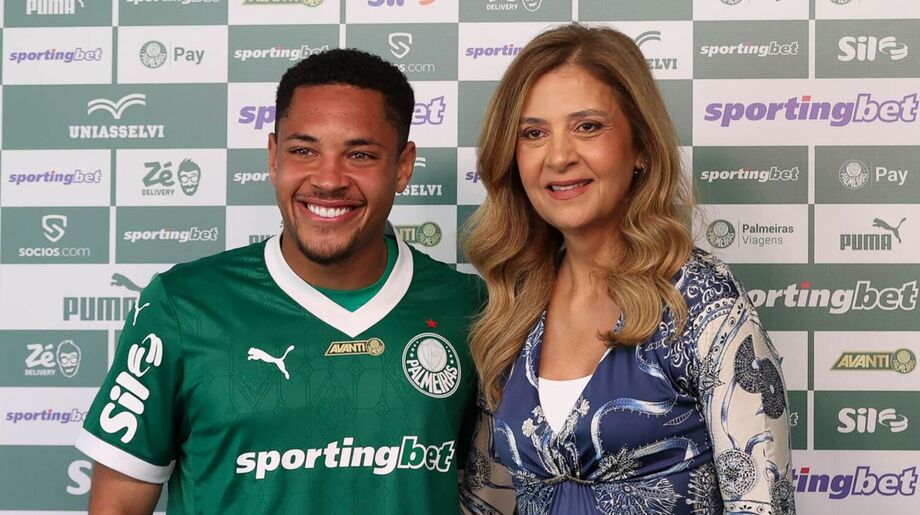 Leila Pereira deve trazer Vitor Roque em seu jatinho da Europa para que o atacante esteja à disposição do Palmeiras contra o Vitória.