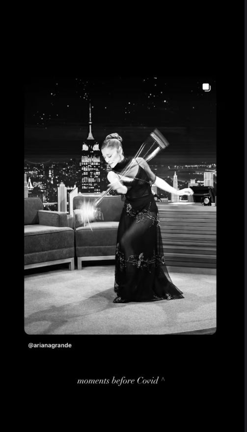 No Instagram, Ariana Grande anunciou o diagnóstico de covid