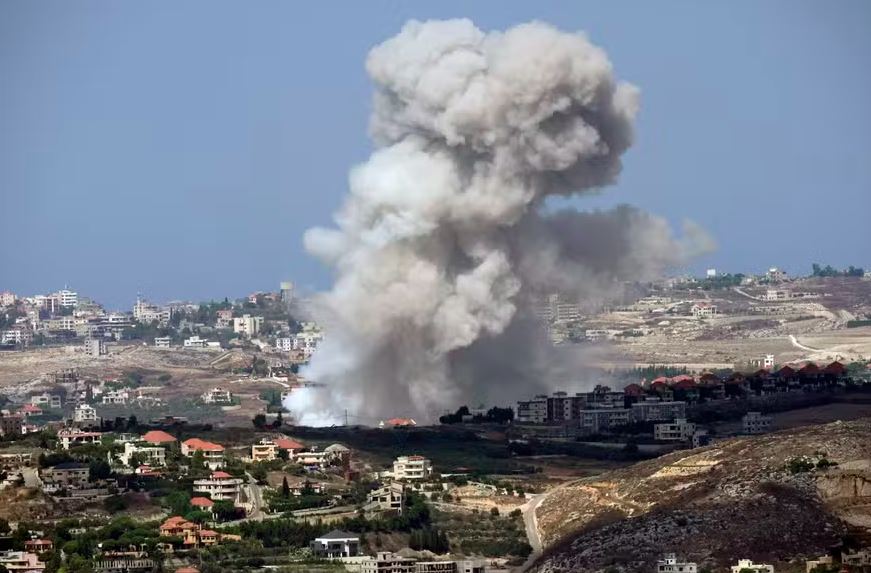 Ataques aéreos israelenses atingiram várias cidades no sul do Líbano nesta quinta-feira (6), elevando a tensão com o Hezbollah.