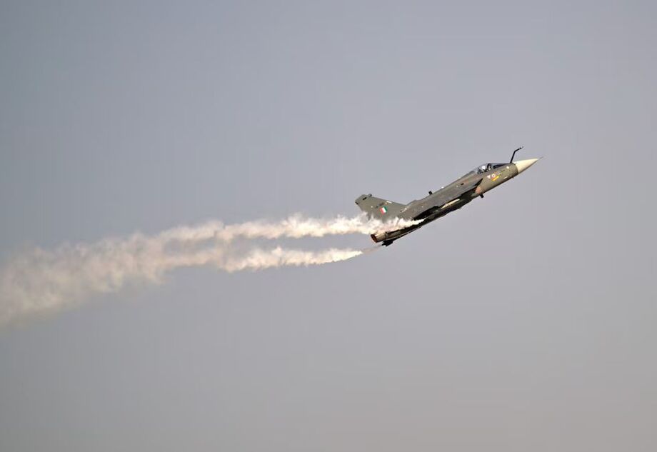 Imagem do HAL Tejas momentos antes do impacto durante voo no Dubai Air Show
