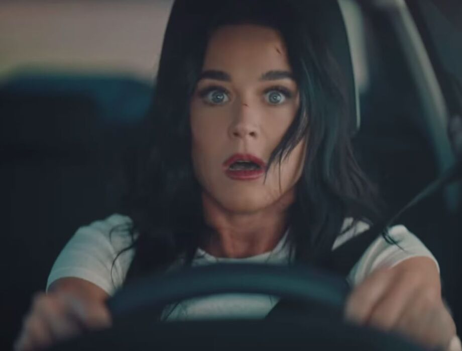 Katy Perry lança o single Bandaids nesta quinta (6), com videoclipe inspirado em cenas de ação no estilo Premonição.