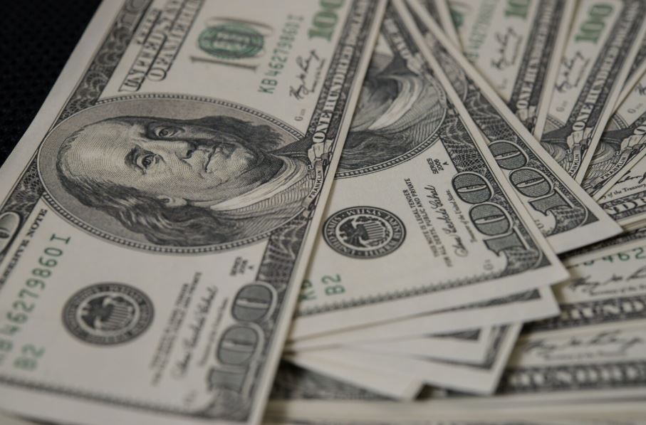 Dólar opera em alta nesta sexta-feira, 21, pressionado por instabilidade externa e incertezas fiscais no Brasil