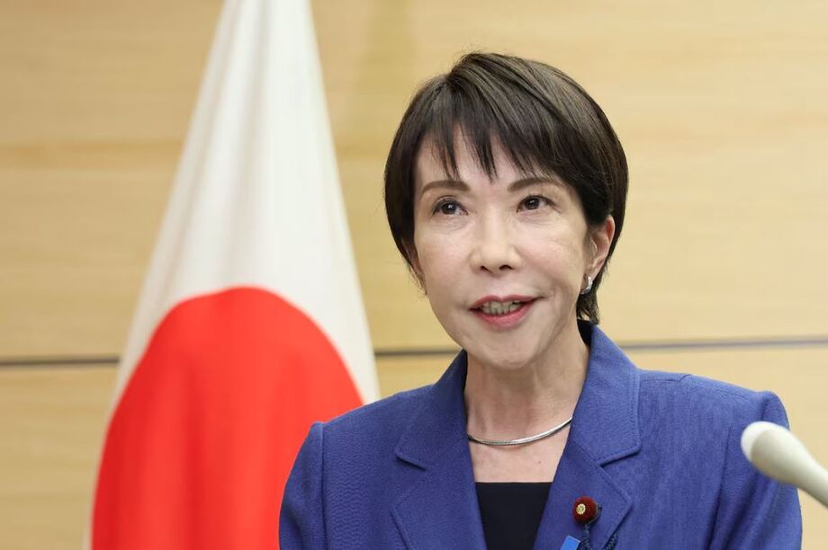 Sanae Takaichi durante anúncio do pacote econômico: foco em apoio às famílias e tecnologia