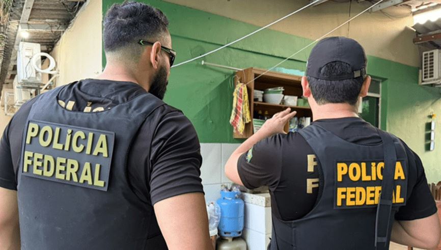 PF prendeu quatro advogados suspeitos de atuar como intermediários do Comando Vermelho no sistema prisional do Amazonas.