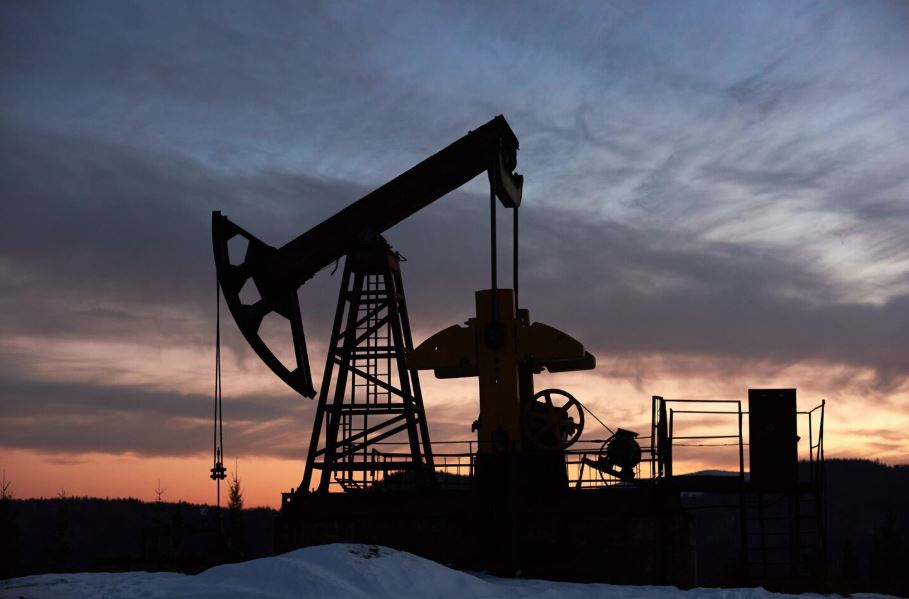 Mercado de petróleo sob pressão com queda de contratos e temores de sobreoferta global