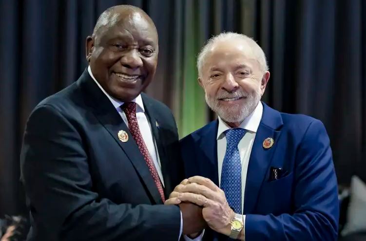 Lula e Cyril Ramaphosa durante reunião bilateral em Joanesburgo: foco no comércio e na cooperação entre os países.