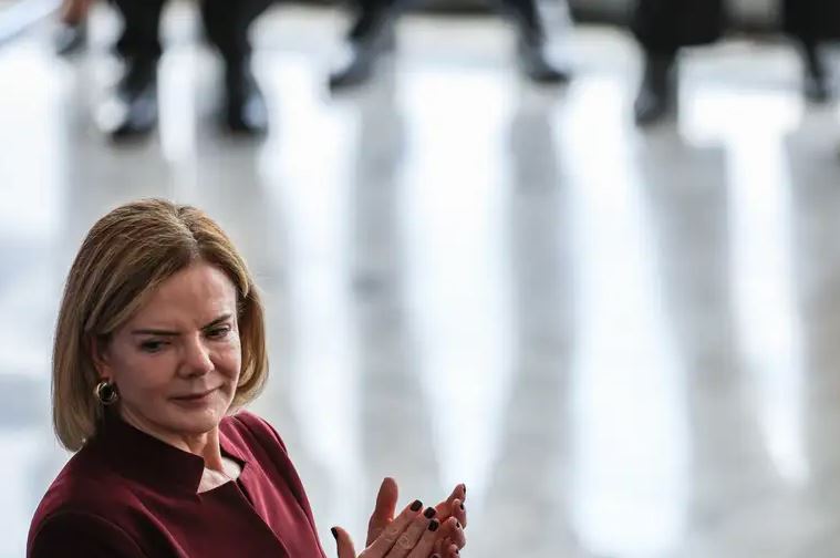 Ministra GleisiHoffmann observa a segurança institucional do País ao comentar a prisão preventiva de JairBolsonaro.