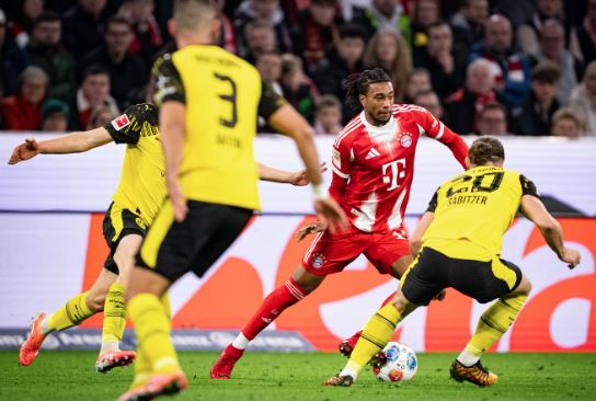 Bayern vira após levar 2 a 0 e goleia o Freiburg por 6 a 2 com atuação decisiva de Olise.