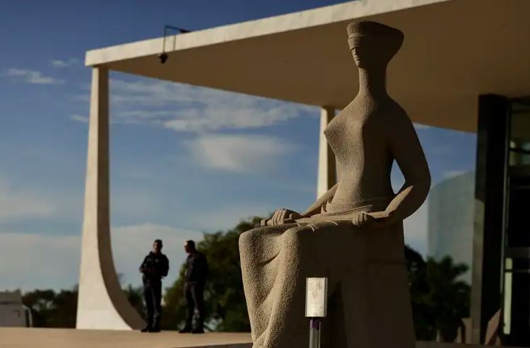 STF considerou risco de fuga e violações de medidas judiciais para decretar prisão de Bolsonaro