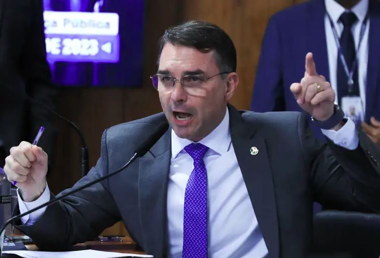 Senador critica decisão de Moraes e afirma que o momento é de apoiar Bolsonaro e não discutir sucessão