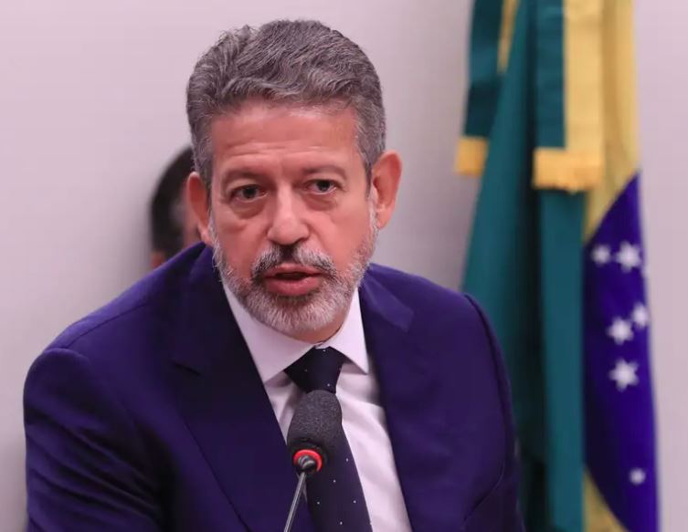 Deputado Arthur Lira criticou a prisão de Bolsonaro e alertou para impacto político e institucional