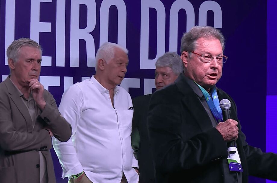 Oswaldo de Oliveira admite momento inoportuno, mas mantém posição sobre técnicos brasileiros comandarem a seleção nacional.