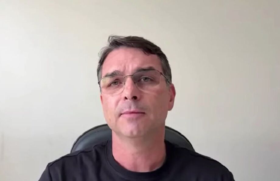 Senador Flávio Bolsonaro afirma que prisão de Jair Bolsonaro é ato de perseguição política