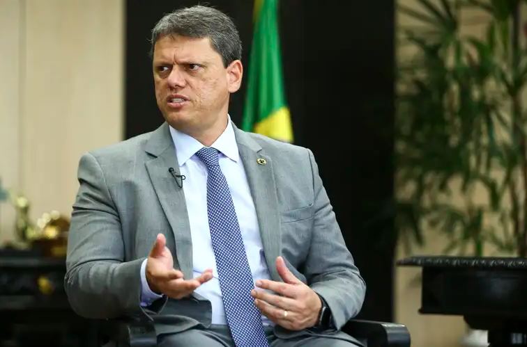 Tarcísio de Freitas critica prisão de Bolsonaro, chama decisão de irresponsável e reafirma apoio ao ex-presidente, que, segundo ele, é inocente.