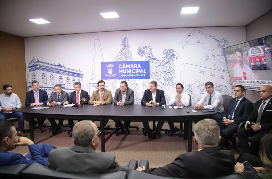 Comissão de Obras da Câmara discutiu nesta quinta (6) a lentidão da operação tapa-buracos e convocou a secretária de Finanças para prestar esclarecimentos.