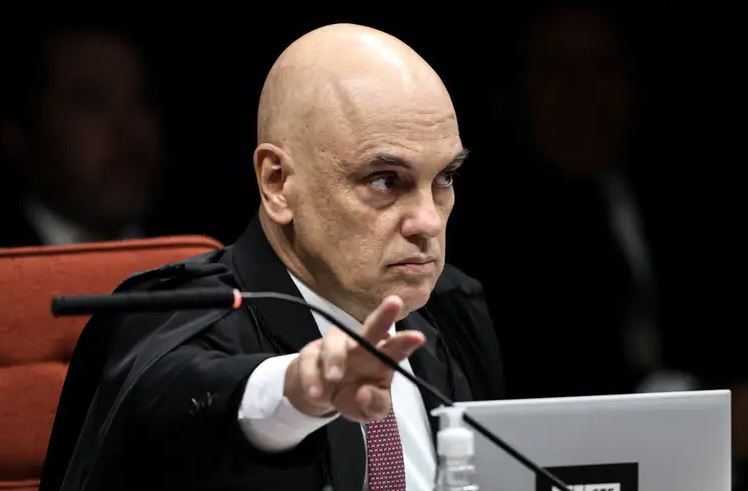 Moraes cobra explicação da defesa de Bolsonaro após dano em tornozeleira com ferro de solda