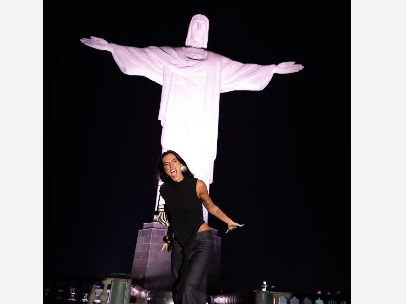 De passagem pelo Brasil, cantora Dua Lipa compartilha foto em visita ao Cristo Redentor, no Rio de Janeiro