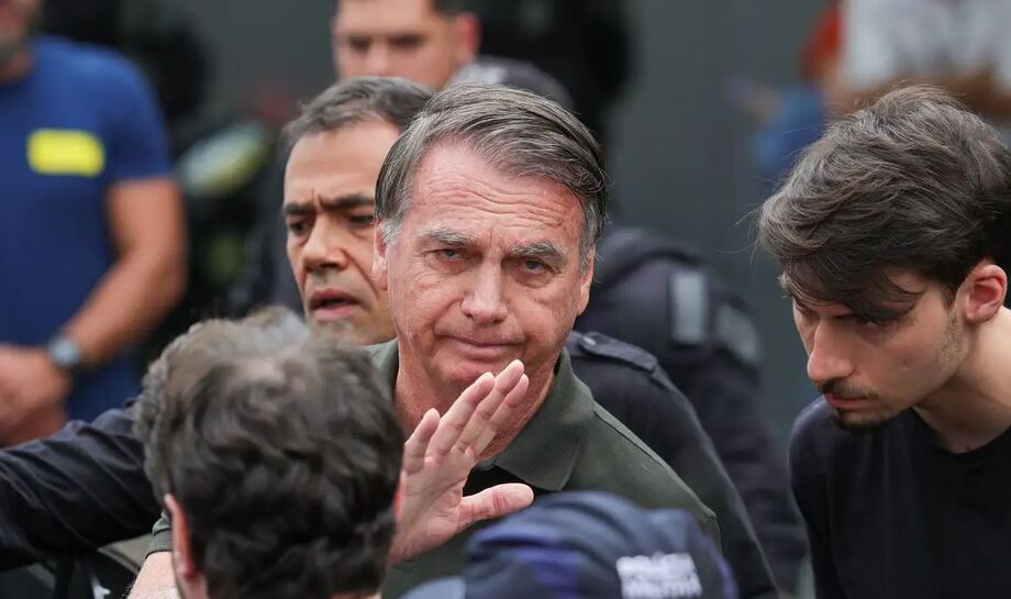 Bolsonaro participa de audiência de custódia após ser preso preventivamente por decisão do STF.