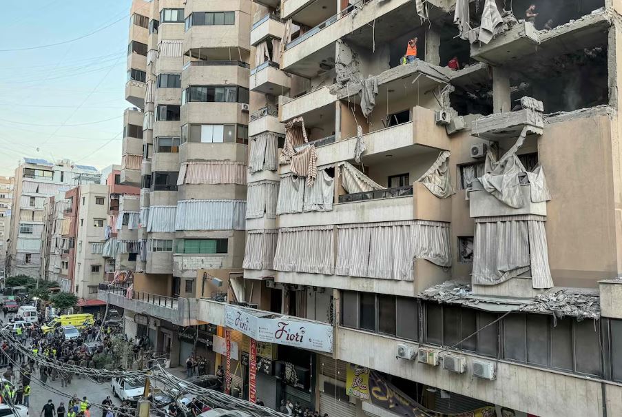 Edifício residencial atingido por ataque israelense em Beirute