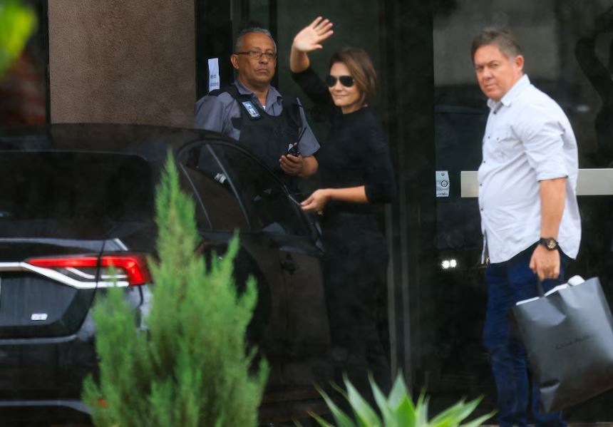 A ex-primeira-dama Michele Bolsonaro chega para visitar o seu marido, o ex-presidente Jair Bolsonaro, na Superintendência da PF em Brasília